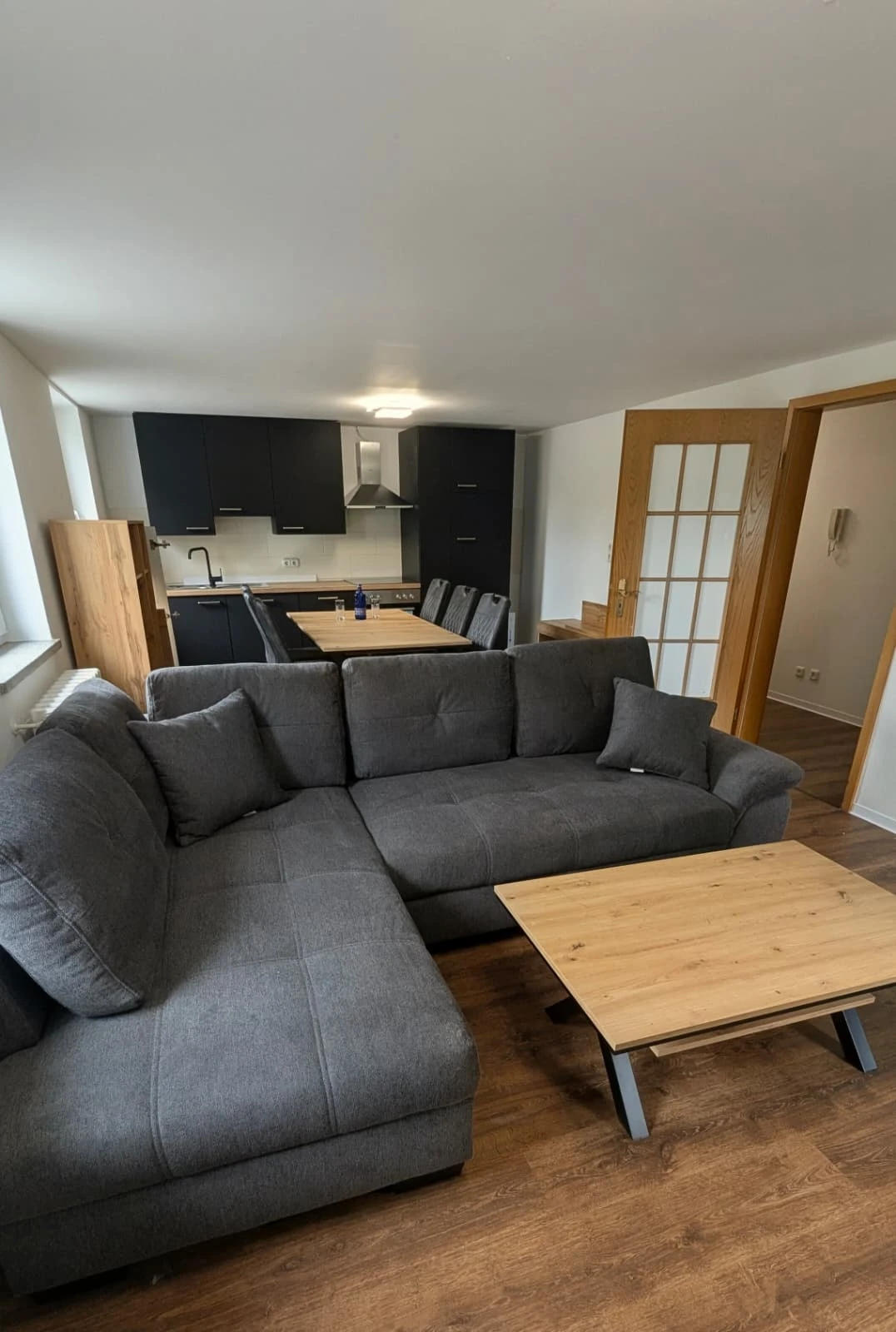 Wohnzimmer der Ferienwohnung mit Sofa und Couchtisch